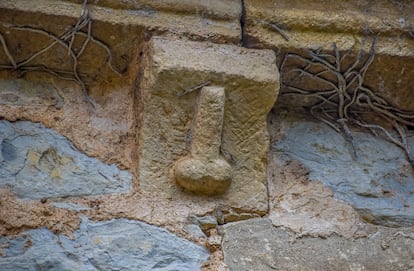 Pene erecto en un canecillo de la ermita de Nuestra Se?ora del Endrinal, en Labarces (Cantabria), en una imagen cedida por la editorial Crtica.