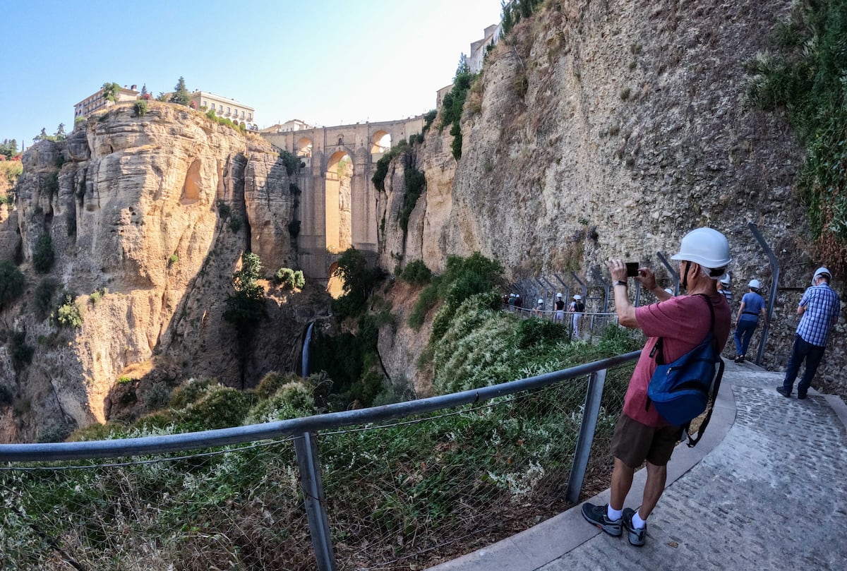 Así es la nueva ruta por el desfiladero del Tajo de Ronda: pasarelas, molinos y una cascada