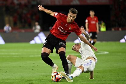 Lucas Torró, en pelea por el balón con Kroos.