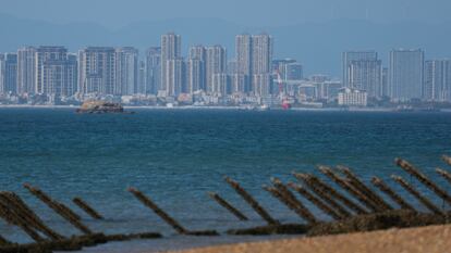 Una playa de la isla de Kinmen, con la ciudad china de Xiamen al fondo, en una imagen del 21 de febrero de 2024.