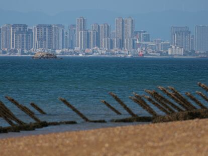 Una playa de la isla de Kinmen, con la ciudad china de Xiamen al fondo, en una imagen del 21 de febrero de 2024.