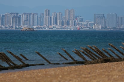 Una playa de la isla de Kinmen, con la ciudad china de Xiamen