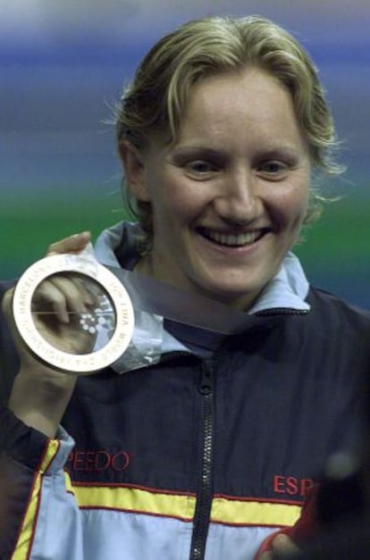 La española Nina Zhivanevskaya con la medalla de oro conseguida en la final de los 50 metros espalda de los Campeonatos del Mundo de Natación Barcelona en 2003, en la piscina del Palau Sant Jordi