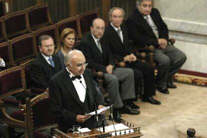 Francisco Brines lee su discurso de ingreso en la Real Academia Española de la Lengua.