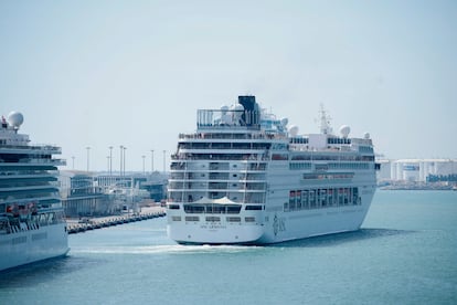 El barco Armonía abandona el puerto de Barcelona.