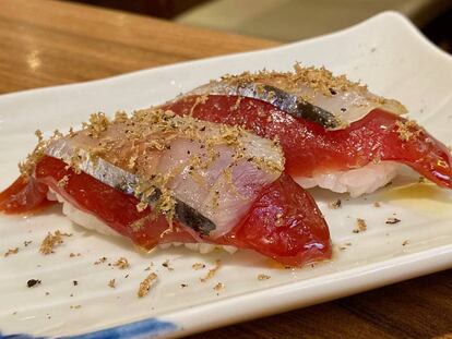 Nigiri dobre de atún con caballa marinada y trufa rallada.