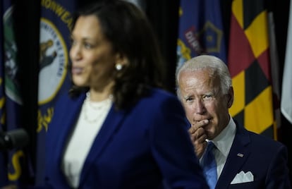 Joe Biden, exvicepresidente de Estados Unidos y candidato del Partido Demócrata en las elecciones presidenciales del 2020, y Kamala Harris, aspirante a la vicepresidencia, en su primera rueda de prensa conjunta en un colegio en Wilmington (Delaware), agosto de 2020.