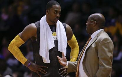 Mike Brown, entrenador de los Lakers, da instrucciones a Dwight Howard.