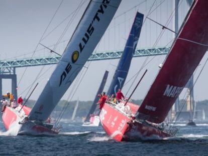 El Mapfre y el Dongfeng durtante la salida de Newport.