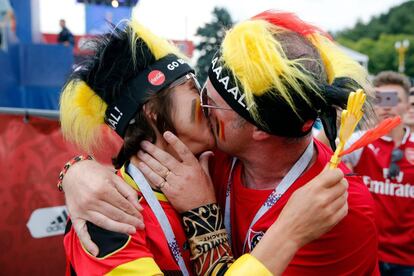 Una pareja belga celebran con un beso la victoria sobre Inglaterra en la final de consolación del Mundial de Rusia.