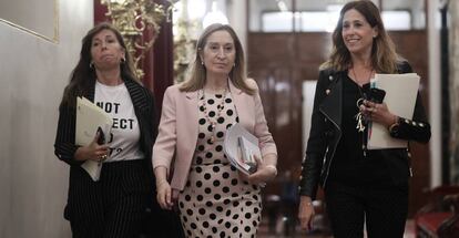 Alicia Sánchez-Camacho, Ana Pastor y Rosa María Romero se dirigen a la reunión de la mesa del Congreso.