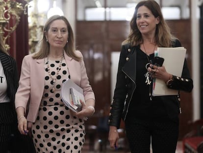 Alicia Sánchez-Camacho, Ana Pastor e Rosa María Romero se dirigem à reunião da Mesa do Congresso.