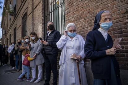 Varias personas hacen cola para votar en un colegio electoral del centro de Madrid. Este martes soleado, 5,1 millones de madrileños con derecho a voto eligen a los 136 diputados de la Asamblea en unas elecciones autonómicas adelantadas a las que se presentan 22 partidos.