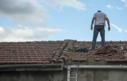 Tejado dañado por la tormenta en Fresnedillas.