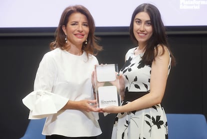 Hortensia Roig, promotora del premio, le entrega el galardón a Andrea Navarro, por su novela 'Elsa y el club de los números'.