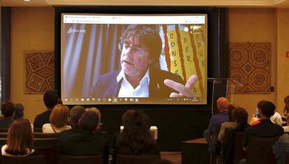 El expresident Carles Puigdemont interviene por videoconferencia en el acto de campaña que JxCat, el pasado domingo.