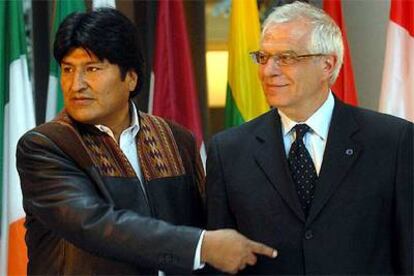 Evo Morales (izquierda) y Josep Borrell, ayer en el Parlamento Europeo en Estrasburgo.
