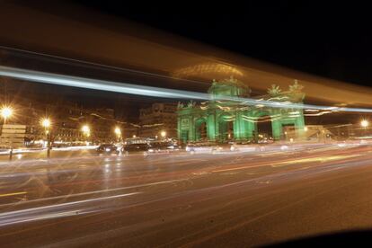 La madrileña Puerta de Alcalá es otro de los monumento que se ha teñido de verde para dar la bienvenida al día de San Patricio.