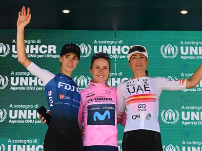 De izquierda a derecha, Cavalli, segunda, Van Vleuten, primera, y Mavi García, tercera, en el podio final del Giro de Italia.