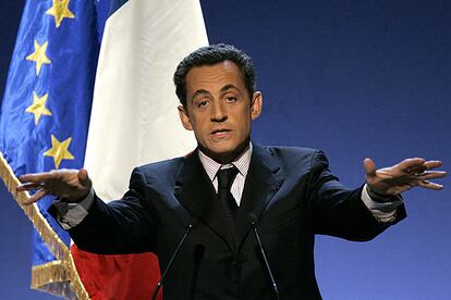 El ministro del Interior francés, que se postula para la Presidencia en las elecciones de 2007, ha sugerido reforzar la figura del Jefe de Estado y endurecer las medidas policiales y la regulación de la inmigración.