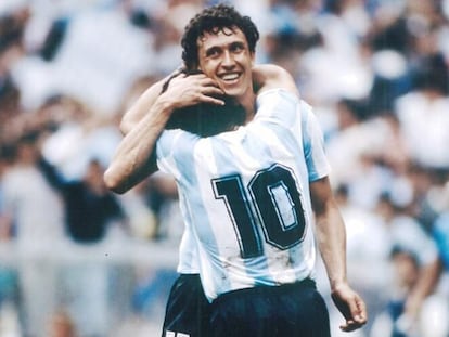Valdano abraça Maradona durante a Copa do México 86.