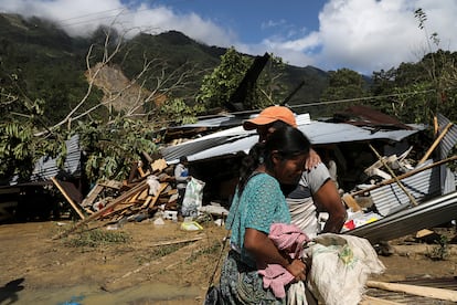 Una familia se abraza ante su casa destruida por el paso de Eta en la comunidad rural de Queja, en Guatemala, este domingo.