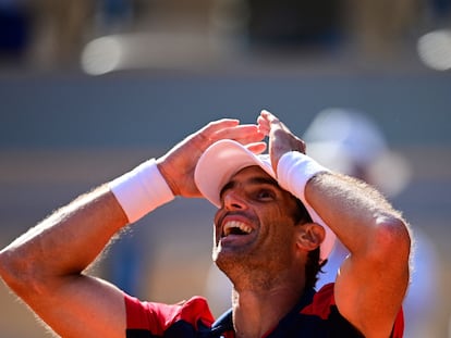 Andújar celebra su triunfo contra Thiem, este domingo en París.