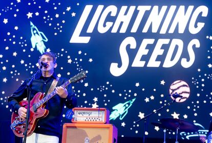 Ian Broudie, de The Lightning Seeds, durante un concierto en 2023 en Liverpool.