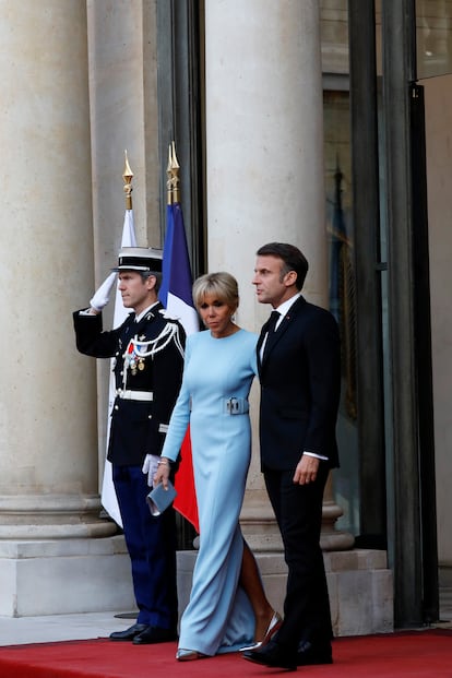 2024, en Pars. En la que era primera visita de Xi Jinping a Europa en cinco a?os, el matrimonio presidencial francs hizo de anfitrin en el Elseo con una cena de Estado a lpresidente chino y su esposa. Brigitte Macron escogi el color azul -que en la cultura china, en la que los colores estn cargados de simbologa, se relaciona con la primavera, la inmortalidad y el avance- con un vestido largo con un cinturn trampantojo que parece desaparecer en la parte frontal.