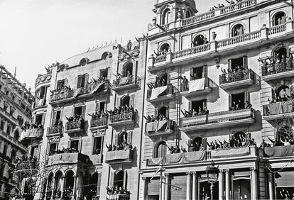 Barcelona, 21 de febrer del 1939. Barcelonins aclamen Franco durant la desfilada de la Victòria. 
