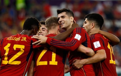 Álvaro Morata celebra un gol con sus compañeros en el partido contra Costa Rica.