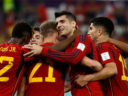 Álvaro Morata celebra un gol con sus compañeros en el partido contra Costa Rica.