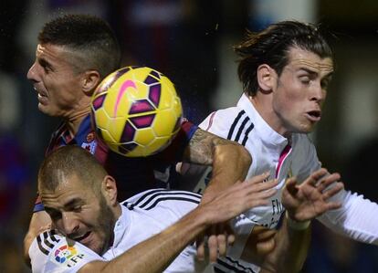 Benzema y Bale pugnan por el balón con Abraham