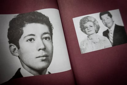 Luis Donaldo Colosio a sus quince años (izquierda) y sus padres, Ofelia Murrieta y Luis Colosio, en una fotografía del libro.