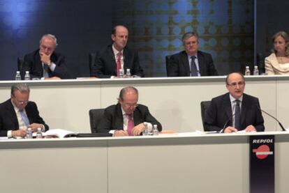 Isidro Fainé, Luis del Rivero y Antonio Brufau (de izquierda a derecha, en primera fila) durante la junta de accionistas de 2009.
 Sevillano