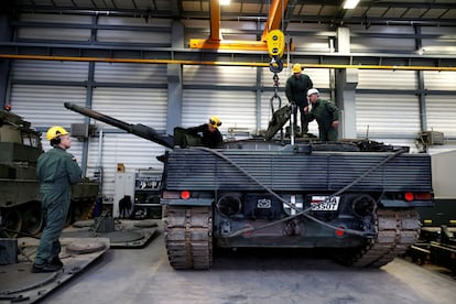 Militares polacos realizan un ejercicio de reparación de tanques Leopard 2 PL, este martes en Swietoszow.