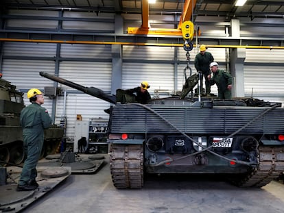 Militares polacos realizan un ejercicio de reparación de tanques Leopard 2 PL, este martes en Swietoszow.