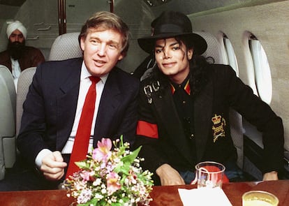 Donald Trump y Michael Jackson, en 1990. La década de los 90 no salvó a Trump de la crisis económica que arrasó el mercado inmobiliario, obligando al magnate a acarrear deudas de hasta 975 millones de dólares.