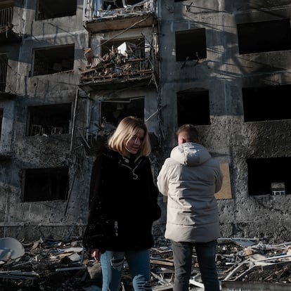 Dobropillya (Ukraine), 09/03/2025.- People look at a damaged building two days after a Russian shelling in Dobropillya, Donetsk, Ukraine, 09 March 2025. The city of Dobropillya was hit late 07 March in a combined strike by Russian forces which killed at least 11 people and injured over 50 others, Ukraines president confirmed in the immediate aftermath of the attack. (Rusia, Ucrania) EFE/EPA/MARIA SENOVILLA