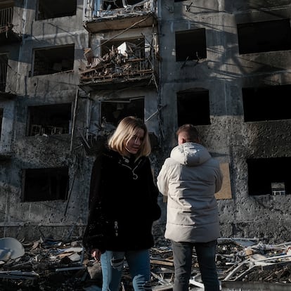 Dobropillya (Ukraine), 09/03/2025.- People look at a damaged building two days after a Russian shelling in Dobropillya, Donetsk, Ukraine, 09 March 2025. The city of Dobropillya was hit late 07 March in a combined strike by Russian forces which killed at least 11 people and injured over 50 others, Ukraines president confirmed in the immediate aftermath of the attack.  (Rusia, Ucrania) EFE/EPA/MARIA SENOVILLA
