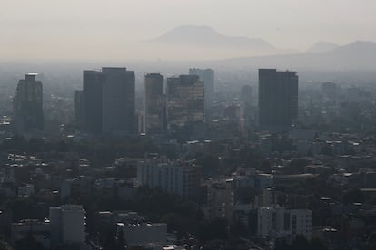 Edificios de Ciudad de México en medio de la contaminación del aire, el 7 de marzo.
