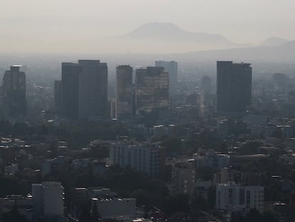 Edificios de Ciudad de México en medio de la contaminación del aire, el 7 de marzo.