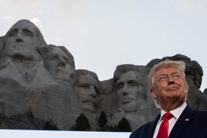 Trump, el 3 de Julio de 2020, ante las efigies de George Washington, Thomas Jefferson, Teddy Roosevelt y Abraham Lincoln, esculpidas en Mount Rushmore, en Dakota del Sur.