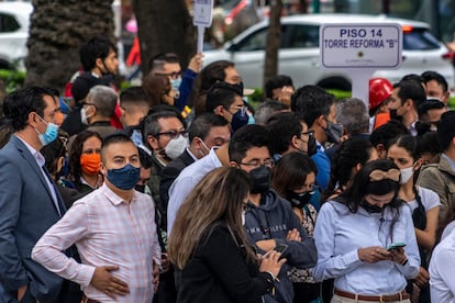 Personas revisan sus celulares luego del sismo del 19 de septiembre de 2022.