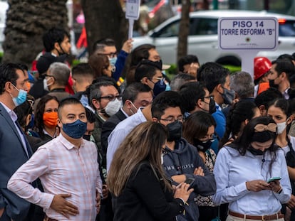 Personas revisan sus celulares luego del sismo del 19 de septiembre de 2022.