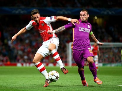 &Ouml;zil pelea un bal&oacute;n con Sneijder en el Arsenal-Galatasaray del 1 de octubre.