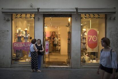 Un comercio en el centro de Sevilla