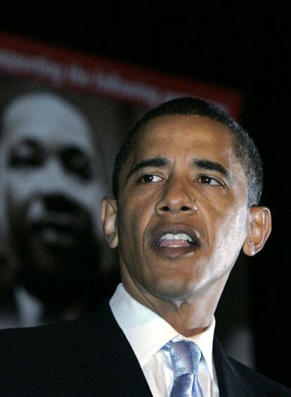 Obama se dirige a sus seguidores en Chicago, en enero de 2007, ante una imagen de Luther King.