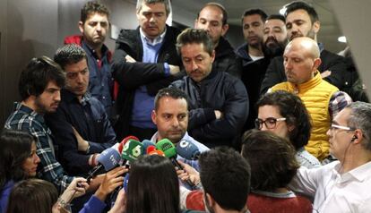 El coordinador general del Coordinadora Estatal de Trabajadores del Mar (CETM), Antolín Goya (c), realiza declaraciones a la salida de una reunión con la patronal.