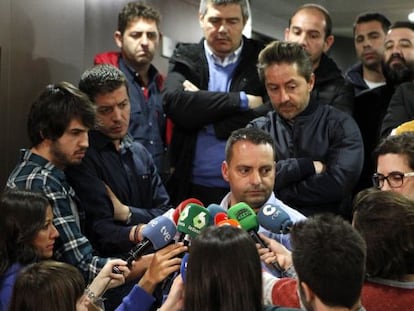 El coordinador general del Coordinadora Estatal de Trabajadores del Mar (CETM), Antol&iacute;n Goya (c), realiza declaraciones a la salida de una reuni&oacute;n con la patronal.